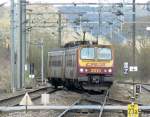 Triebzug 2013 kommt aus Ettelbrck und fhrt ber die Weichen in den Bahnhof von Mersch ein.