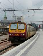 Whrend der Triebzug 2013 am 05.04.08 den Bahnhof von Luxemburg in Richtung Athus verlsst, kndigt sich am Himmel schon die nchste Regenschauer an.