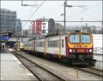 Doppeleinheit der BR 2000 steht am Bahnsteig, whrend dahinter eine E-Lok der BR 3000 soeben aus Richtung Lttich in den Bahnhof von Luxemburg einfhrt.