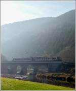 - Gegenlicht - Die Sauerbrcke in Michelau mit einer Z 2000 Einheit prsentierte sich am 21.11.2011 der Fotografin im nebeligen Gegenlicht.