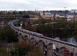 Ein Doppelstock-Triebzug der BR 2200 überquert eines der Viadukte, die die Stadt Luxemburg so prägen.