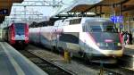Luxemburg, der SNCF TGV Lyria 510 Paris-Luxemburg ist soeben in den Bahnhof Luxemburg eingefahren. Neben dem TGV der CFL Z 2206. 09:54 am 31.07.2014 