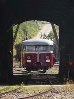 - Durchblick in Fond-de-Gras - Der Uerdinger Schienenbus Z 151 konnte am Tag der Offenen Tr (09.09.2018) bei der Museumsbahn Train 1900 in Fond-de-Gras durch den Gerteschuppen fotografiert werden.