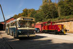 Im Rahmen der Veranstaltung  Fond-de-Gras meets Diesel Classics  war auch ein Mercedes-Benz O317 ausgestellt. Hier stehen besagter Bus und ex CFL 1023 im Bahnhof Fond-de-Gras. (1. Oktober 2023)