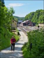 . Faszination Museumsbahn – Der nette Bahnfotograf konnte sich endlich losreien von dem interessanten Material, welches bei der Museumsbahn “Train 1900” in Fond de Gras gezeigt wird und machte sich auf den Weg zur Gaststtte “Bei der Giedel” im Dorf. 16.06.2013 (Jeanny)