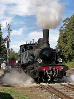 Die Dampflok AMTF N 12 der Museumsbahn Train 1900, eine Preuische T 7, macht sich auf den Weg zum Bahnsteig, um an die historischen Wagen angekuppelt zu werden.