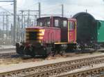 Diesellok der Museumsbahn  Train 1900  vor einem Gepckwagen aus frheren Zeiten im Bahnhof von Ptange.