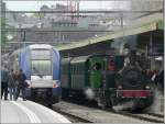 Der Pendelzug mit den beiden AMTF Dampfloks bringt wieder eine Ladung Gste zum Bahnbetriebswerk und ist hei begehrt bei den Fotografen.