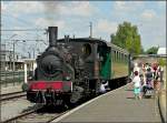 Gro und Klein beobachten sehr genau das Ankuppeln der Dampflok AL-T 3 6114 an die Museumswagen des Train 1900 am Bahnsteig in Ptange am 11.07.10.