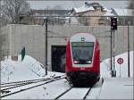 Die RB 3210 erreicht am 05.12.2010 im leichten Schneegestber den Endbahnhof Wiltz, whrend die Anzeige schon fr die Rckfahrt nach Luxemburg Stadt umgeschaltet ist. (Jeanny)