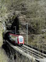 Steuerwagen 008 kommt aus dem Tunnel  Fitscherhaff  und fhrt ber die Sauerbrcke in Richtung Goebelsmhle. 29.03.08