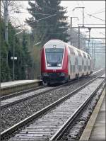 Am Morgen des 14.12.08 war Eisregen gefallen und hatte alles mit einer dnnen Glatteisschicht berzogen. Whrend die Autofahrer und die Fugnger damit zu kmpfen hatten, fuhr der Wendezug seelenruhig in Richtung Wiltz. (Jeanny)