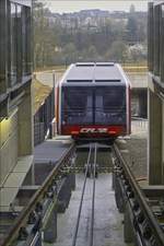 . Noch stehen die Rder der Standseilbahn still, ab dem 10.12.2017 um 13 Uhr wird sie offiziell in Betrieb genommen. Das Bild entstand in der oberen freizugnglichen Haltestelle Rout Brck -Pafendall in Luxemburg am 07.12.2017. (Hans)