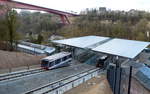 Neue Wege in Luxemburg. Der Stadtteil Kirchberg wurde bisher überwiegend über die rote Brücke erreicht, insbesondere die Busse vom Hauptbahnhof fahren dort. Neu ist die Bahnstation Pfaffenthal-Kirchberg, die mit der Standseilbahn erreicht werden kann. 28.12.2017