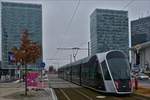 Am 7.12.2017 noch im Probebetrieb, wird es ab dem 10.12.2017 um 13 Uhr Ernst, dann nehmen die Trams in Luxemburg ihren Regelbetrieb auf. 

Nachschu auf Tram N 108 vor der momentanen Endhaltestelle Rout Brck-Pafendall in Richtung Haltestelle Luxexpo. (Hans)