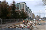 . Straßenbahnbau in Luxemburg -

Gleisbau für die LUXTRAM in der Allée ded Résistantes et des Déportés nordwestlich der Luxemburger Altstadt. Die Tram soll hier wie auf dem gesamten Abschnitt von Pfaffenthal-Kirchberg bis zum Gare Centrale ohne Oberleitung im Akkubetrieb fahren.

04.10.2017 (M)