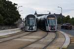 LUXEMBOURG, 20.06.2023, Straßenbahnzug 107 nach Luxexpo und Straßenbahnzug 122 nach Lycée Bouneweg begegnen sich auf dem Pont Adolphe