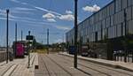 Die Straßenbahnhaltestelle Lycée Vauban auf der Cloche d’Or, blick in Richtung Lycée de Bonnevoie, in der Stadt Luxemburg. 08.07.2024