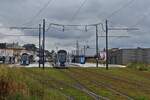 Die Straßenbahn in der Mitte des Bildes verlässt soeben die Haltestelle Lycée Bonnevoie in Richtung Luxexpo, dieser ist von der Endhaltestelle Stadion gekommen, die Tram links im Bild steht im Kopfgleis und wird in 4 Minuten in Richtung Luxepo losfahren. 24.07.2024