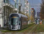 Tram 109, unterwegs nahe der Haltestelle Universitét auf dem Kirchberg in der Stadt Luxemburg in Richtung Stadion.