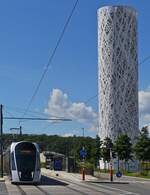 Die Straßenbahn nähert sich von der Haltestelle Stadion kommend der Haltestelle Wasserturm auf der Cloche d’Or in der Stadt Luxemburg.