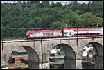 4017 Werbelok der CFL auf dem Viadukt in Höhe der Kasematten in Luxembourg am 22.5.2023 um 16.17 Uhr. Die Lok schiebt einen Dosto in Richtung Hauptbahnhof.