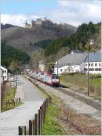 Die E-Lok 4013 kommt am 29.03.09 als RB 3238 aus Wiltz und fhrt in Michelau an der Kulisse der Burg Bourscheid vorbei ihrem Ziel Luxemburg entgegen. (Jeanny)  