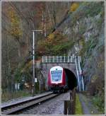 - Faszination Eisenbahn - Im herbstlichen  Bltterregen  beobachten Grovater Hans und seine Enkeltochter das Verschwinden der RB 3237 Wiltz - Luxembourg in den Tunnel Bourscheid. 06.11.2011 (Jeanny)