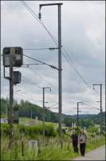. Warten am Einfahrsignal in der Nhe von Mersch - Die Bahnfotografen haben am 15.06.2013 Position bezogen und harren nun der Dinge, die da kommen sollen. ;-)  (Jeanny)