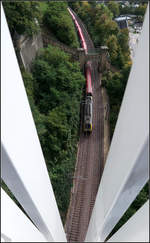 Von oben -    Blick von der Pont Grande-Duchesse Charlotte auf einen RE auf der Luxemburger Nordstrecke.