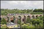 Ein Elektrotriebzug der Baureihe 2300 Kiss ist hier am 22.5.2023 um 16.06 Uhr auf dem Viadukt in Höhe der Kasematten in Luxembourg in Richtung Hauptbahnhof unterwegs.