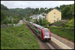 Auf dem Weg nach Kautenbach verläßt hier ET 17 Michelau am 23.5.2023 um 10.25 Uhr.