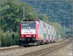 Eisenbahn trifft Landwirtschaft! Whrend E-Lok 4009 mit ihrem Zug in Richtung Ettelbrck unterwegs ist, ist die Schranke in Erpeldange schon wieder geffnet und ein Traktor passiert den Bahnbergang.