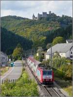 Der Herbst hat in Michelau Einzug gehalten und der Wald bietet eine schne Kulisse fr die Burg Bourscheid und die E-Lok 4017, welche am 04.10.08 mit ihrem Zug in Richtung Ettelbrck unterwegs ist. (Jeanny)