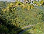 Die Schatten werden lnger im engen Tal der Sauer! RB 3235 in Richtung Luxemburg, fotografiert vom Aussichtspunkt  Ierwescht Fuusslee  (314 m) etwas unterhalb der Burg Bourscheid am 04.10.08. (Jeanny) 