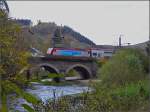 E-Lok 4017 kommt am 18.10.08 aus Troisvierges und befhrt die Brcke ber die Wiltz kurz vor dem Bahnhof von Kautenbach.