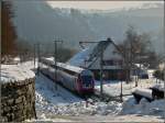 Die RB 3211 Luxemburg-Wiltz verlsst am 02.01.2011 die tiefverschneite Haltestelle Michelau.