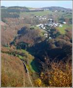 - Bahn und Landschaft - Am Aussichtspunkt Schlaedboesch in der Nhe von Bourscheid hat man einen schnen Einblick in das tiefe Sauertal, auf die Nordstrecke mit dem vorbeifahrenden IR 113 Liers -