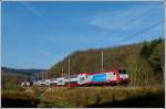 - Herrliches Novemberwetter - Am 21.11.2011 drckt die 4017 den IR 3710 Luxembourg - Troisvierges durch das Tal der Clerve in Drauffelt.