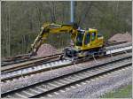 - Gleisbauarbeiten in Goebelsmhle - Nachdem die Betonschwellen auf einem Teilstck mit den alten Schienen verlegt sind, werden mit diesem Zweiwegefahrzeug die alten Schienen in die Mitte der Schwellen verschoben und die neuen Schiene auf die Schienenbefestigungen der Schwellen gelegt. 14.04.2012 (Hans)  