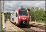 CFL Triebwagen 2307 fährt hier am 28.4.2018 um 11.10 Uhr auf dem Weg nach Koblenz durch den Haltepunkt Manternach.