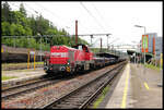 CFL 306 Cargo, eine DE 18 von Vossloh, kommt hier am 23.5.2023 um 13.15 Uhr, mit einem schweren Stahlzug aus Belval Universite durch den Bahnhof Esch sur Alzette.