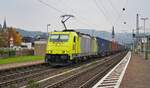 E 186 117 von Alpha Trains befördert am 09.11.2024 einen Containerzug durch den Bahnhof Boppard nach Norden