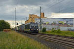 Mit einem TX-KLV nach Rostock am Haken passiert 185 547 der BRLL am 14.06.24 den Claas-Standort Landsberg in Richtung Bitterfeld.