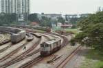 Lok 23109 manvriert vom Personenbahnhof Singapur (Gleis ganz rechts) in die Depotanlagen. Dahinter ist 19104 mit Rckstellen einer Reisezugkomposition beschftigt. Links befinden sich grosse Gter-Umschlagsanlagen, denn Singapur besitzt auch einen wichtigen Seehafen. Aufnahme vom 15.12.2008.