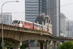 rapidKL LRT-Garnitur 65 mit den Wagen 165-365-465-265 (Hersteller: Bombardier, Type: Innovia ART 200 (Mark II) 818-Serie) am 11.März 2024 zwischen den Stesen's KL Sentral (KJ15) und Pasar Seni