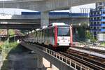 rapidKL LRT-Garnitur (Hersteller: CSR Zhuzhou Electric Locomotive Co., Ltd., Type: LRV-Gelenktriebzug) Spitzname  AMY  mit Wagen 4306 als letztes Fahrzeug am 13.Dezember 2023 auf der Sri Petaling Line (SP) kurz nach der LRT-Station Sungai Besi (SP16).