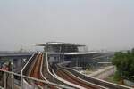 Die rapidKL MRT Stesen Kwasa Damansara (PY01 / KG04) ist Anfangs- und Endstelle der Putrajaya Line (PY) und Kajang Line (KG).