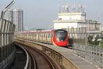 rapidKL MRT-Garnitur 247 (Hersteller: HAP Consortium, Hyundai Rotem + Apex Communications + POSCO Engineering, Type: EMU) Spitzname  Ducky  nähert sich am 12.März 2024 auf der Putrajaya Line