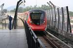 rapidKL MRT-Garnitur 238 (Hersteller: HAP Consortium, Hyundai Rotem + Apex Communications + POSCO Engineering, Type: EMU) Spitzname  Ducky  fährt am 12.März 2024 von der Stesen Sri Damansara Sentral (PY07) kommend in die Stesen Sri Damansara Timur (PY08) ein.